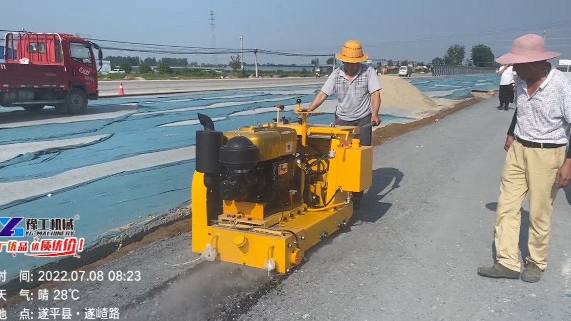 液壓銑刨機(jī)施工現(xiàn)場
